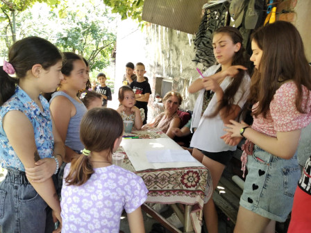 Photo : Les enfants apprennent des jeux d'autrefois